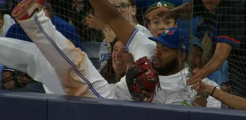 Guerrero makes catch in the stands #bluejays #mlb