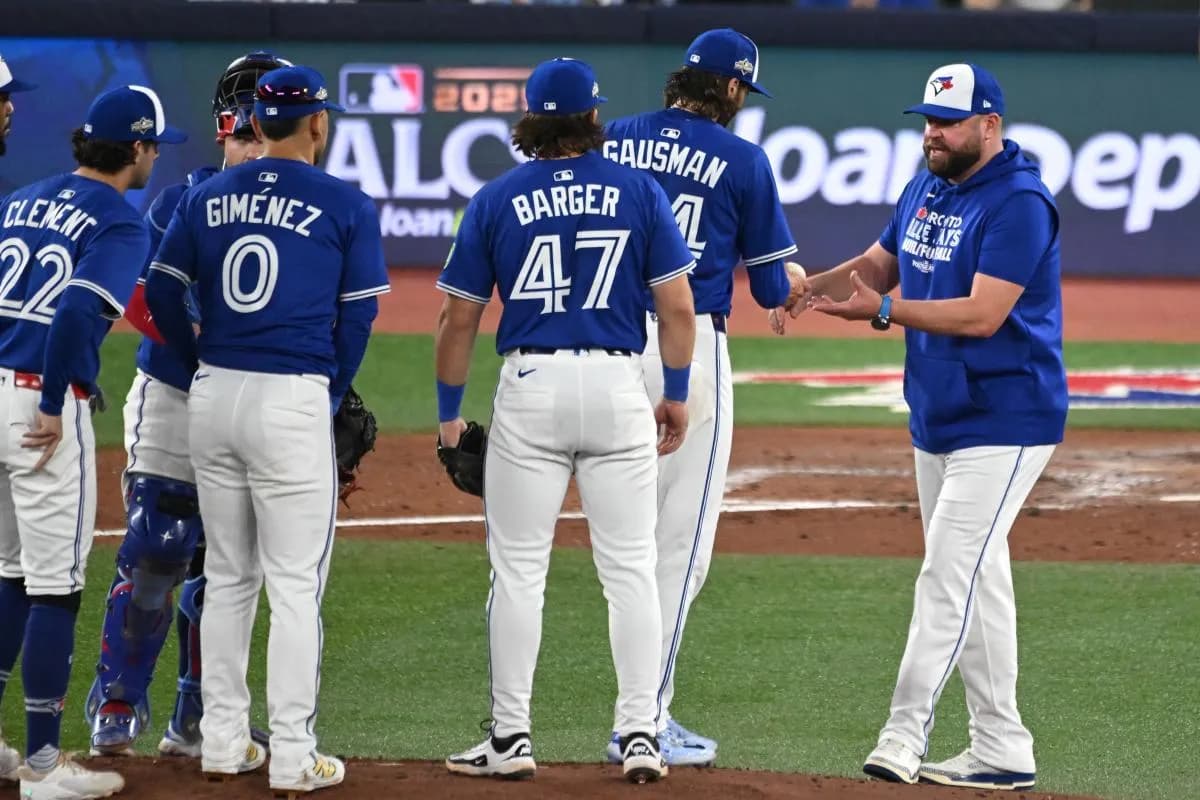 Toronto Blue Jays manager John Schneider (14) relieves pitcher Kevin Gausman (34) in the sixth inning against the Seattle Mariners during game one of the ALCS round for the 2025 MLB playoffs at Rogers Centre.