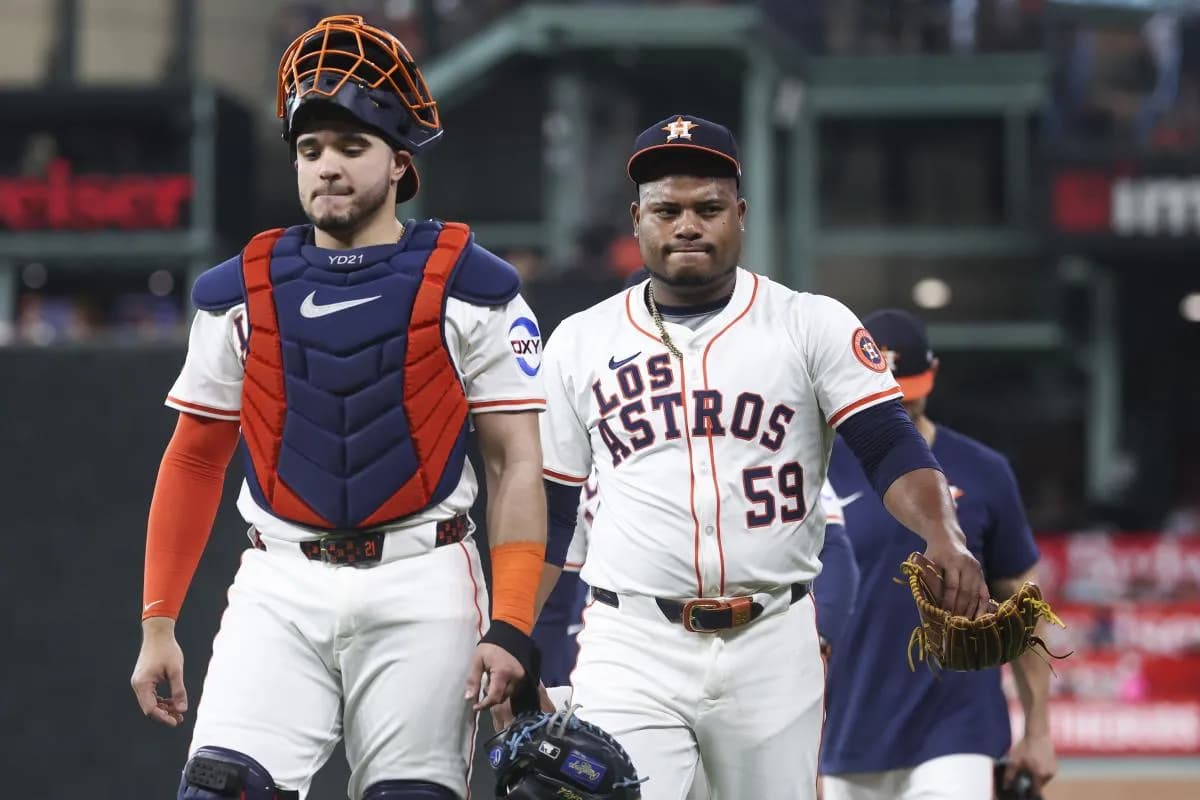 Houston Astros starting pitcher Framber Valdez (59) walks on the field with catcher Yainer Diaz (21) before the game against the Seattle Mariners at Daikin Park.