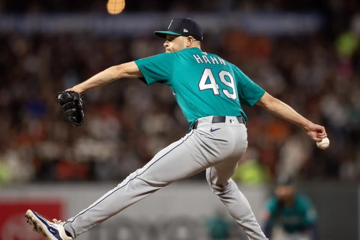 San Francisco, California, Seattle Mariners pitcher Jesse Hahn (49) delivers a pitch against the San Francisco Giants during the eighth inning at Oracle Park.