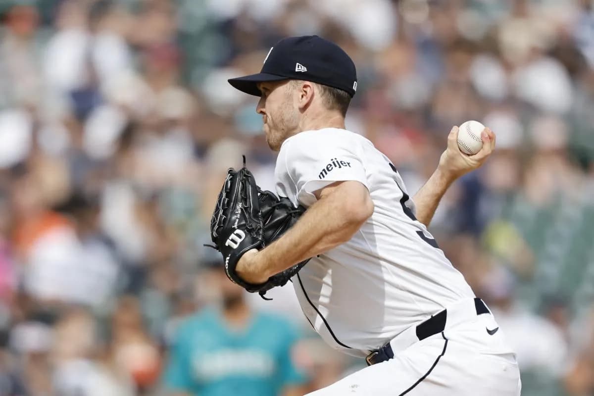 Detroit Tigers pitcher Chase Lee (53) pitches in the eighth inning against the Seattle Mariners at Comerica Park.