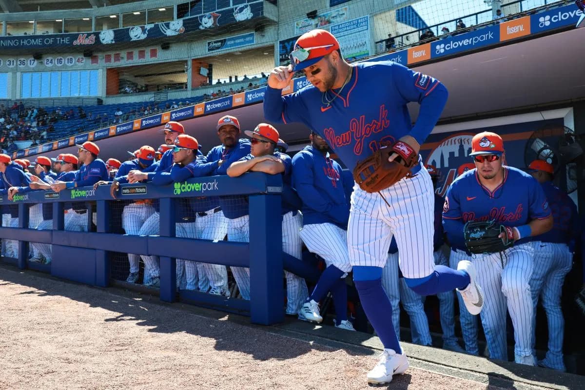 New York Mets third baseman Bo Bichette (19) runs onto the field before the game against the Houston Astros at Clover Park.