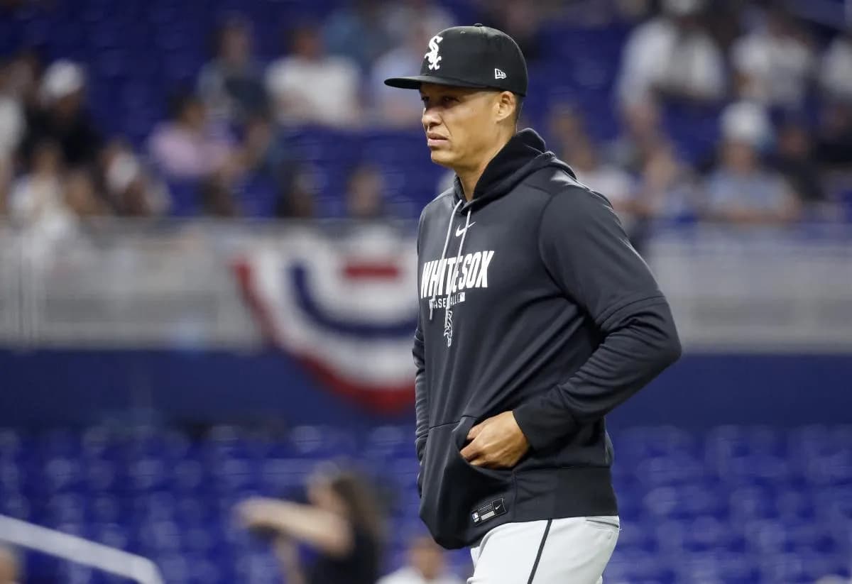 Chicago White Sox manager Will Venable (15) walks back to the dugout after a pitching change against the Miami Marlins during the eighth inning at loanDepot Park