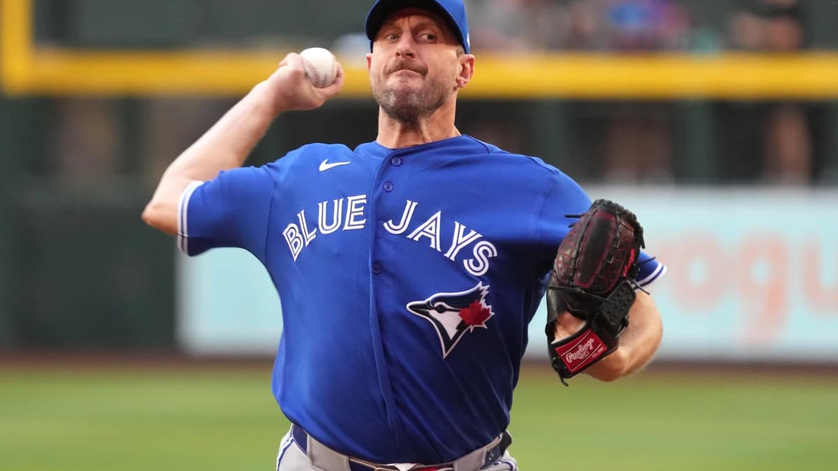 Toronto Blue Jays pitcher Max Scherzer (31) throws against the Arizona Diamondbacks in the first inning at Chase Field.