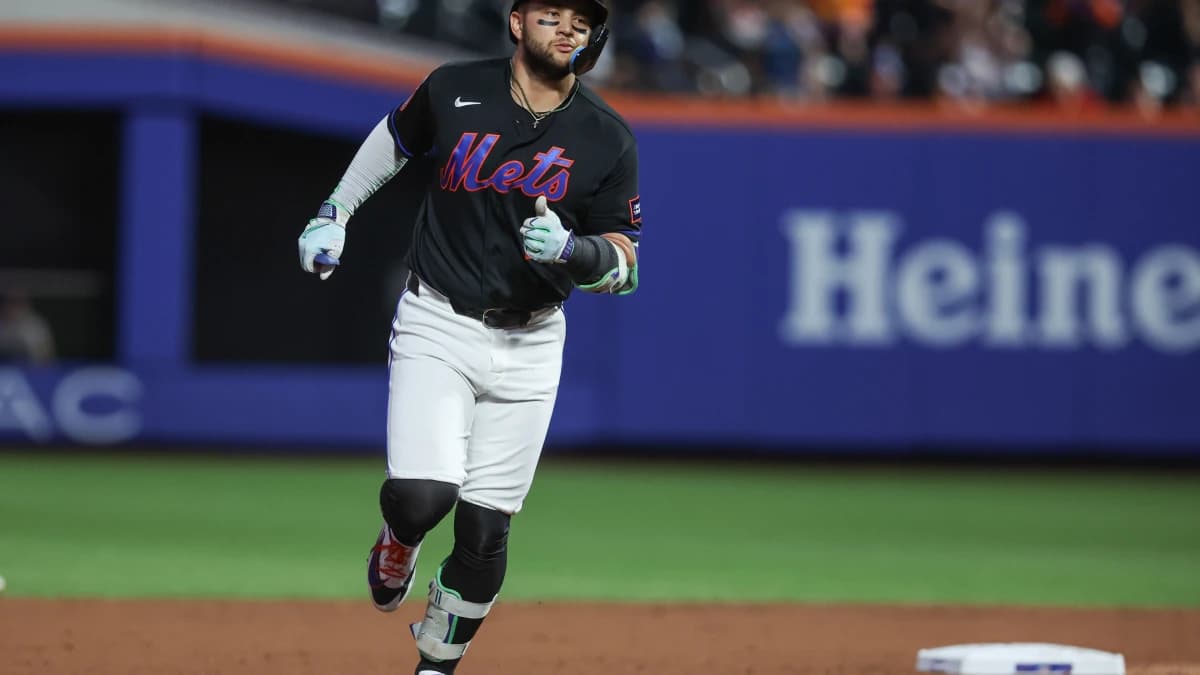 New York Mets shortstop Bo Bichette (19) hits a solo home run in the first inning against the Atlanta Braves at Citi Field.