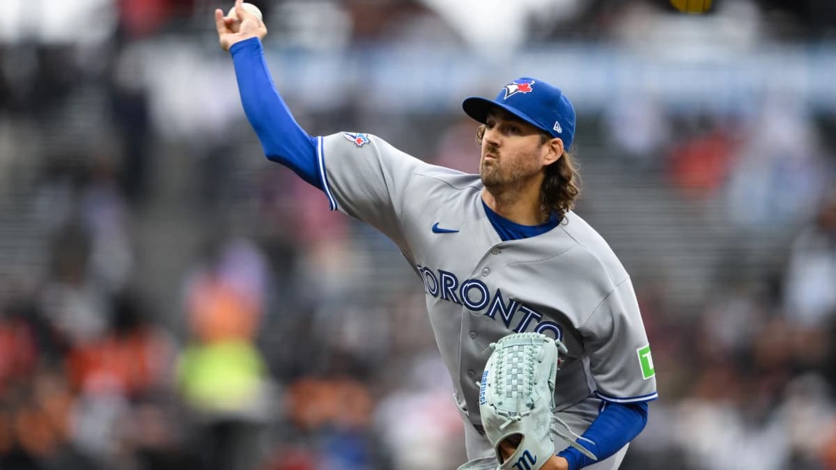 Toronto Blue Jays starting pitcher Kevin Gausman (34) throws against the San Francisco Giants in the first inning at Oracle Park.