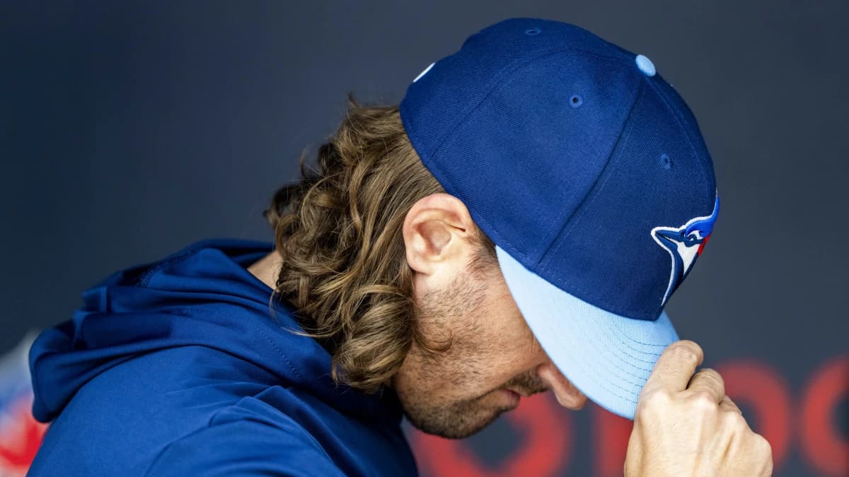 Toronto Blue Jays pitcher Kevin Gausman (34) tips his hat as he leaves the dugout to warm up before playing the St. Louis Cardinals at Rogers Centre
