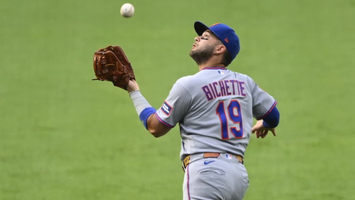 New York Mets third baseman Bo Bichette (19) makes a catch in the second inning against the Cleveland Guardians at Progressive Field.