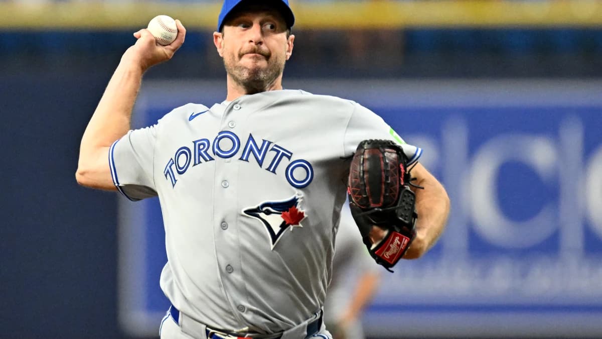Toronto Blue Jays starting pitcher Max Scherzer (31) throws a pitch in the first inning against the Tampa Bay Rays at Tropicana Field.