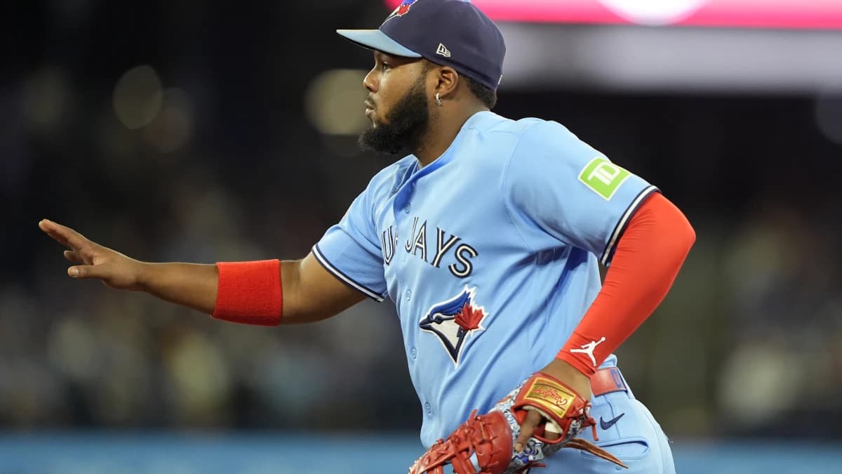 Toronto Blue Jays first baseman Vladimir Guerrero Jr. (27) runs to first base with he ball to force out Kansas City Royals outfielder John Rave (16) during the sixth inning at Rogers Centre