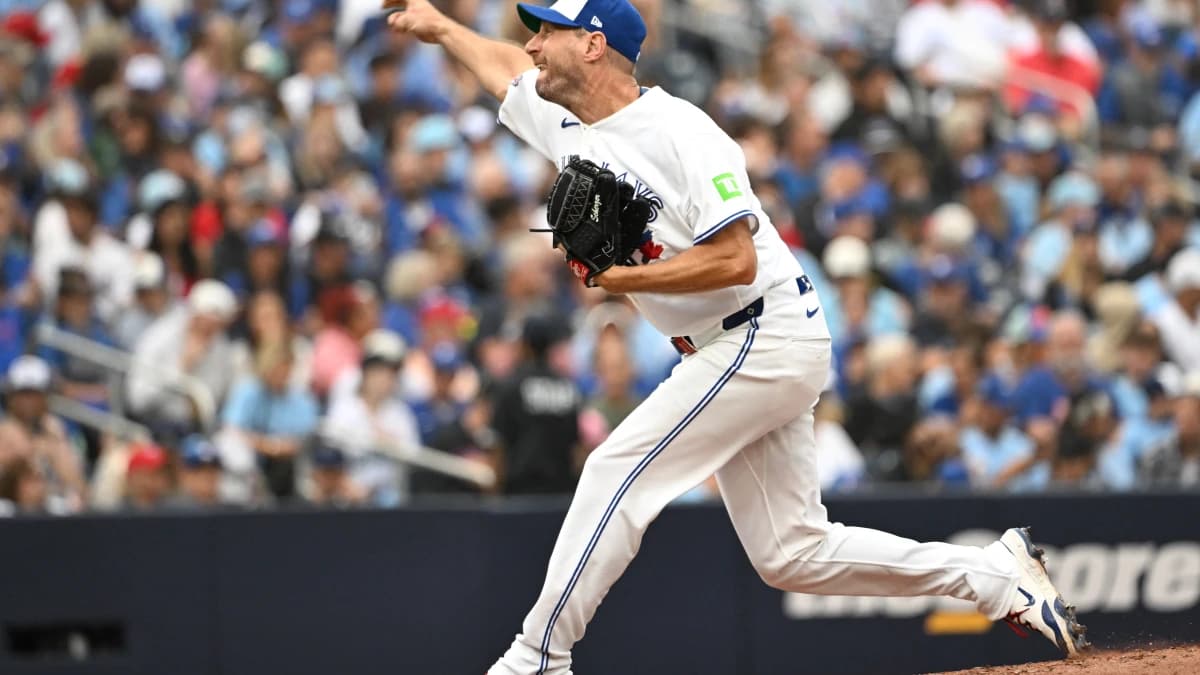 Toronto Blue Jays starting pitcher Max Scherzer (31) delivers a pitch against the Seattle Mariners in the second inning at Rogers Centre.