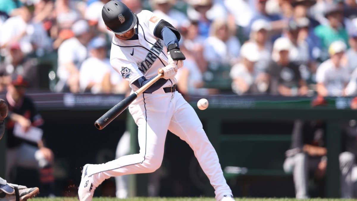 Seattle Mariners left fielder Taylor Ward (27) singles in the third inning against the Detroit Tigers at T-Mobile Park.