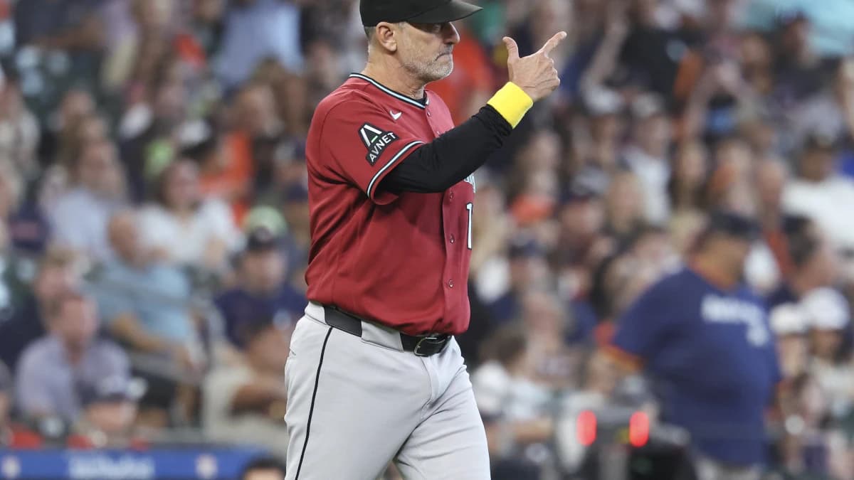 Arizona Diamondbacks manager Torey Lovullo (17) motions for a pitching change during the seventh inning against the Houston Astros at Daikin Park