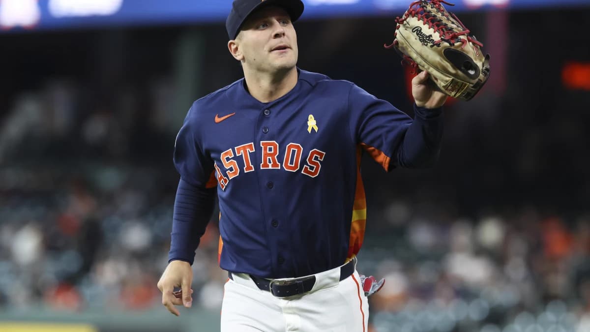 Houston Astros center fielder Daulton Varsho (18) jogs off the field before the game against the Arizona Diamondbacks at Daikin Park.