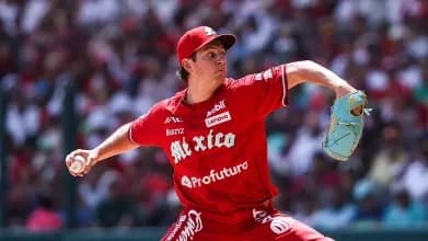 Trevor Bauer mid-pitch for the Diablos Rojos del México