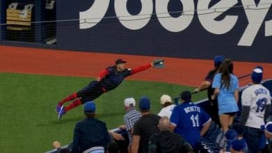 George Springer makes an unbelievable catch in extra innings for the Blue Jays. #BlueJays #Springer #MLB