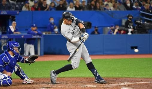 Aaron Judge hitting a home run vs the Toronto Blue Jays.