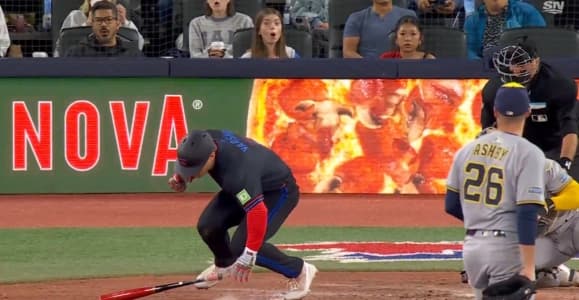 Bleu Jays Daulton Varsho leaves the game after being hit by a pitch #bluejays #mlb