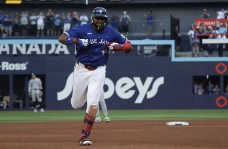 The Blue Jays are heading to New York and so are their fans#BlueJays #Yankees #ALDS #Game3 #Fans #Diehard
