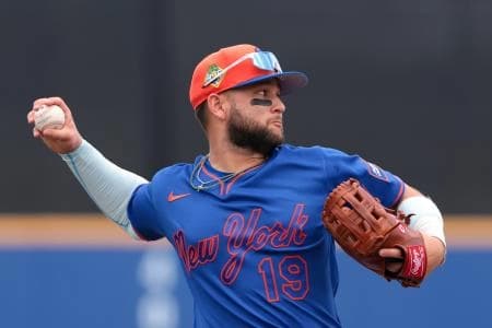 New York Mets third baseman Bo Bichette (19) throws to first base but cannot retire Miami Marlins third baseman Connor Norby (not pictured) during the fourth inning at Clover Park.