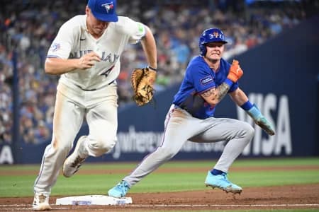 New York Mets right fielder Carson Benge (3) begins to run toward second base as Toronto Blue Jays first baseman Sean Keys (20) chases the ball in the ninth inning at Rogers Centre.