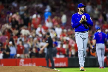 New York Mets relief pitcher David Peterson (23) prepares to pitch in the seventh inning against the Cincinnati Reds at Great American Ball Park.