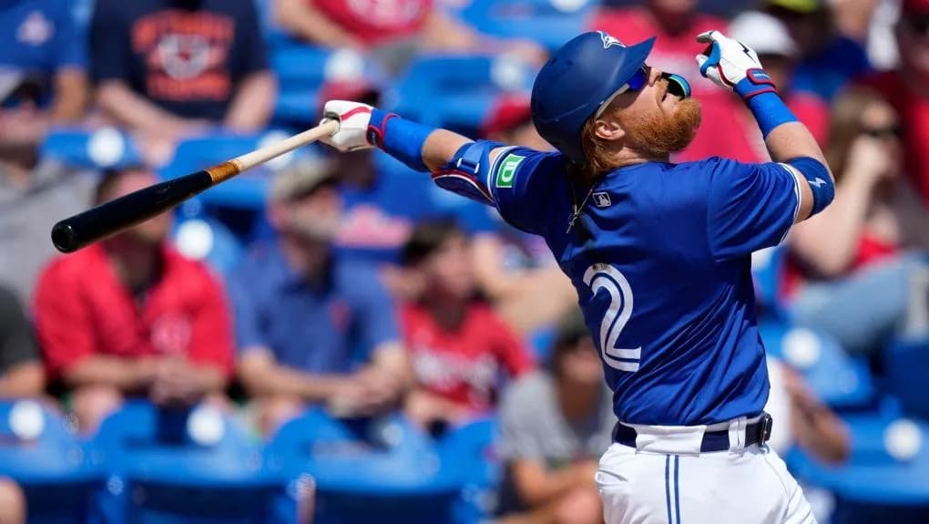 Justin Turner hits first home run as a Blue Jay