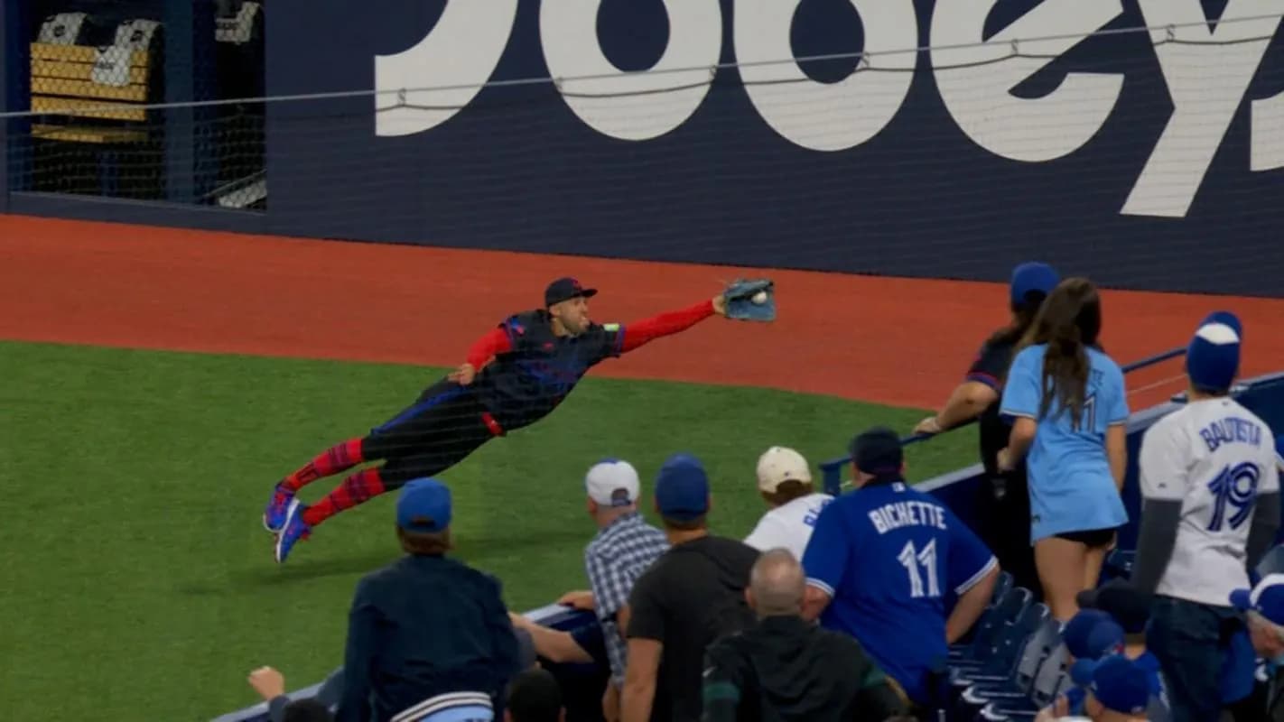 George Springer makes an unbelievable catch in extra innings for the Blue Jays. #BlueJays #Springer #MLB