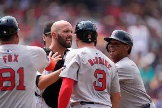 Quantrill and McGuire in a fight #bluejays #redsox #mlb