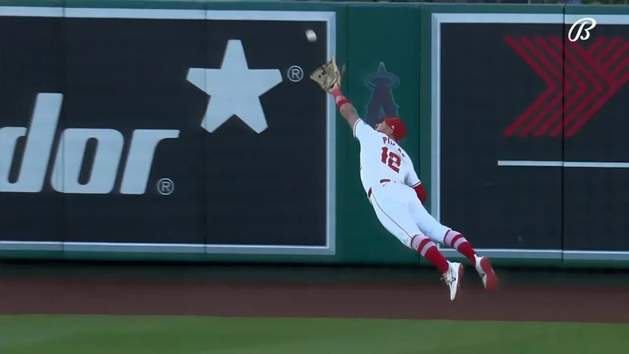 Pillar makes incredible catch #bluejays #mlb