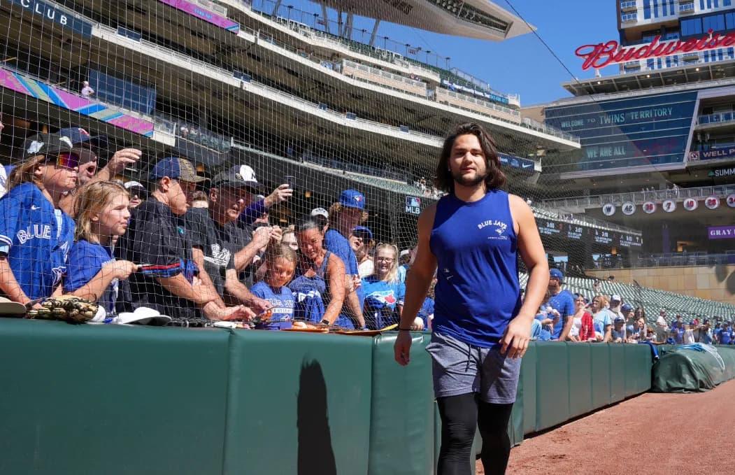 Bichette signing autographs for fans #bluejays #mlb