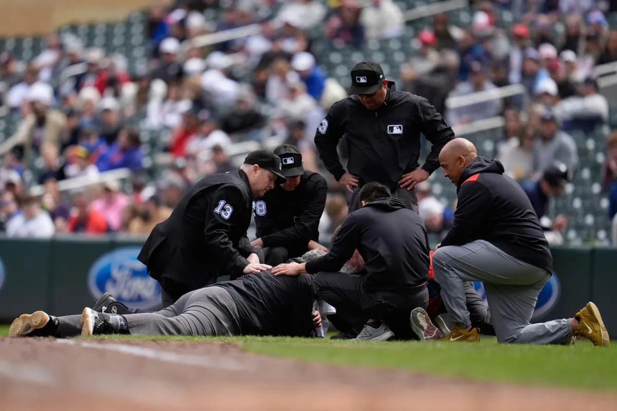 Scary moment as umpire Hunter Wendelstedt takes line-drive to the head #bluejays #mlb #mets