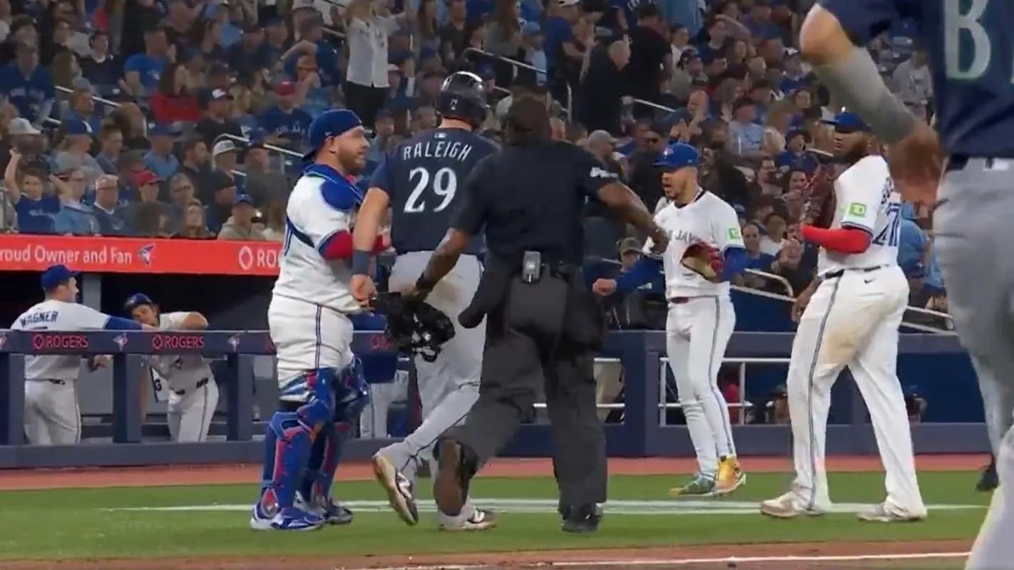 Fight breaks out between Blue Jays pitcher Jose Berrios and Cal Raleigh #bluejays #mlb