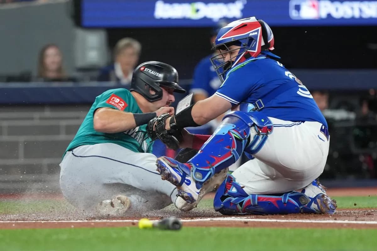 Seattle Mariners catcher Cal Raleigh (29) is tagged out at home plate by Toronto Blue Jays catcher Alejandro Kirk (30) in the first inning during game one of the ALCS round for the 2025 MLB playoffs at Rogers Centre.