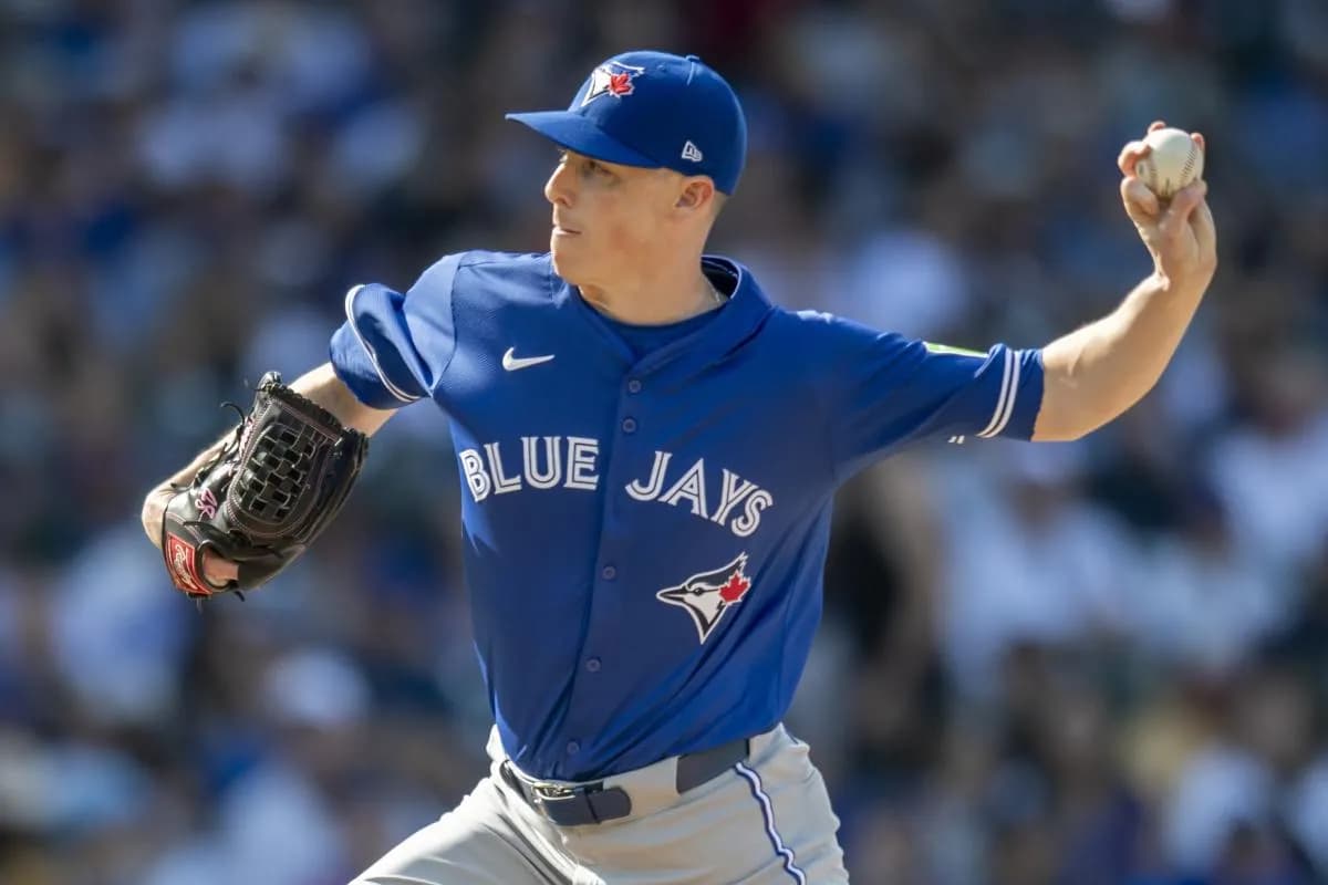 Toronto Blue Jays relief pitcher Ryan Yarbrough (35) pitches during the seventh inning against the Toronto Blue Jays at Wrigley Field.