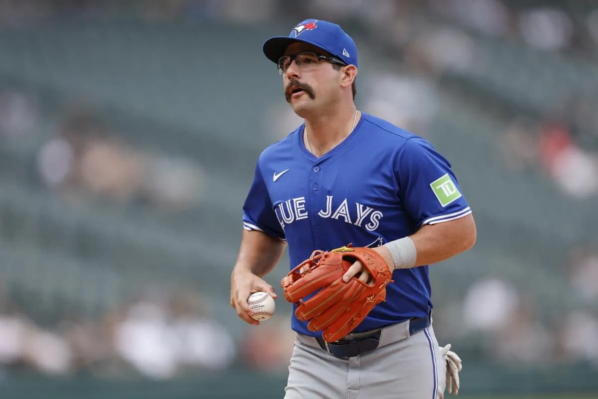 Toronto Blue Jays outfielder Davis Schneider (36) runs back to the dugout after the eight inning of a baseball game against the Chicago White Sox at Rate Field.