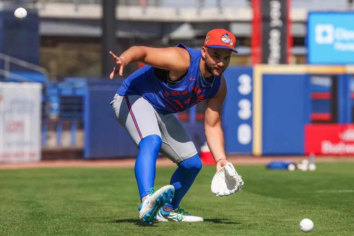 New York Mets shortstop Bo Bichette (19) works during spring training at Clover Park.