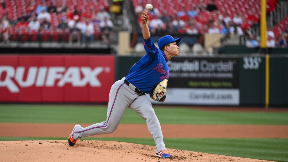New York Mets starting pitcher Kodai Senga (34) pitches against the St. Louis Cardinals during the first inning at Busch Stadium.