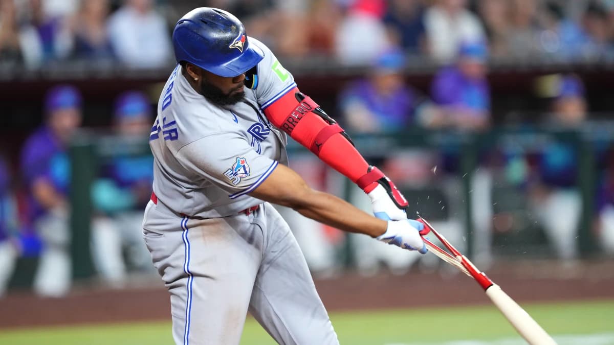 Toronto Blue Jays first baseman Vladimir Guerrero Jr. (27) hits a broken bat RBI single during the eighth inning at Chase Field.