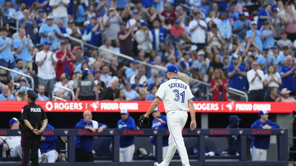 Toronto Blue Jays pitcher Max Scherzer (31) leaves the game in the fourth inning against the Philadelphia Phillies to a standing ovation at Rogers Centre