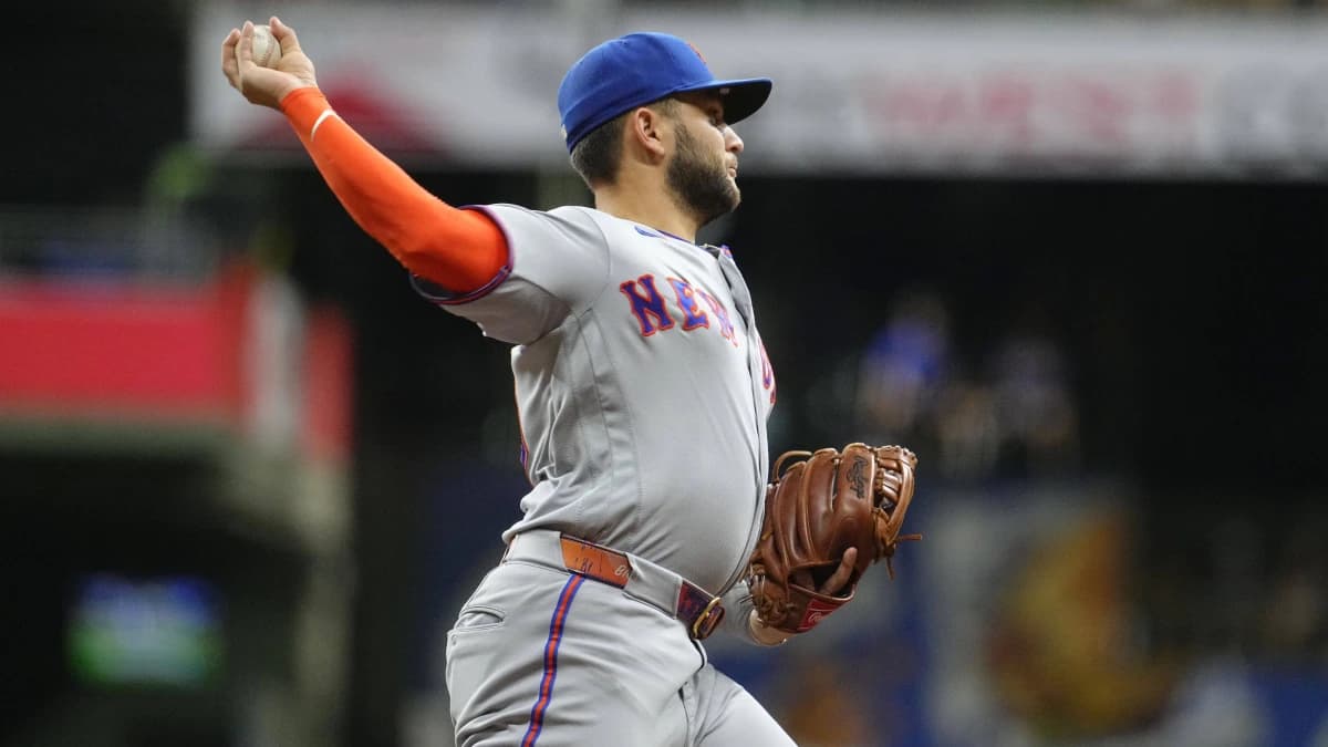 New York Mets shortstop Bo Bichette (19) throws the ball to first base for an out against the Milwaukee Brewers in the seventh inning at American Family Field.