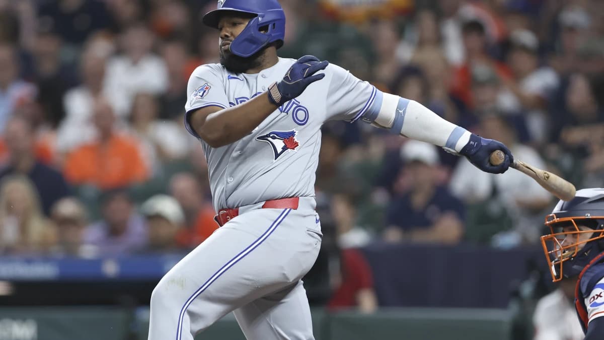 Toronto Blue Jays first baseman Vladimir Guerrero Jr. (27) bats during the third inning against the Houston Astros at Daikin Park.