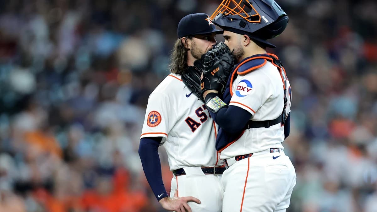 Houston Astros pitcher Spencer Arrighetti (41) talks with catcher Yainer Diaz (21) during the third inning against the Baltimore Orioles at Daikin Park