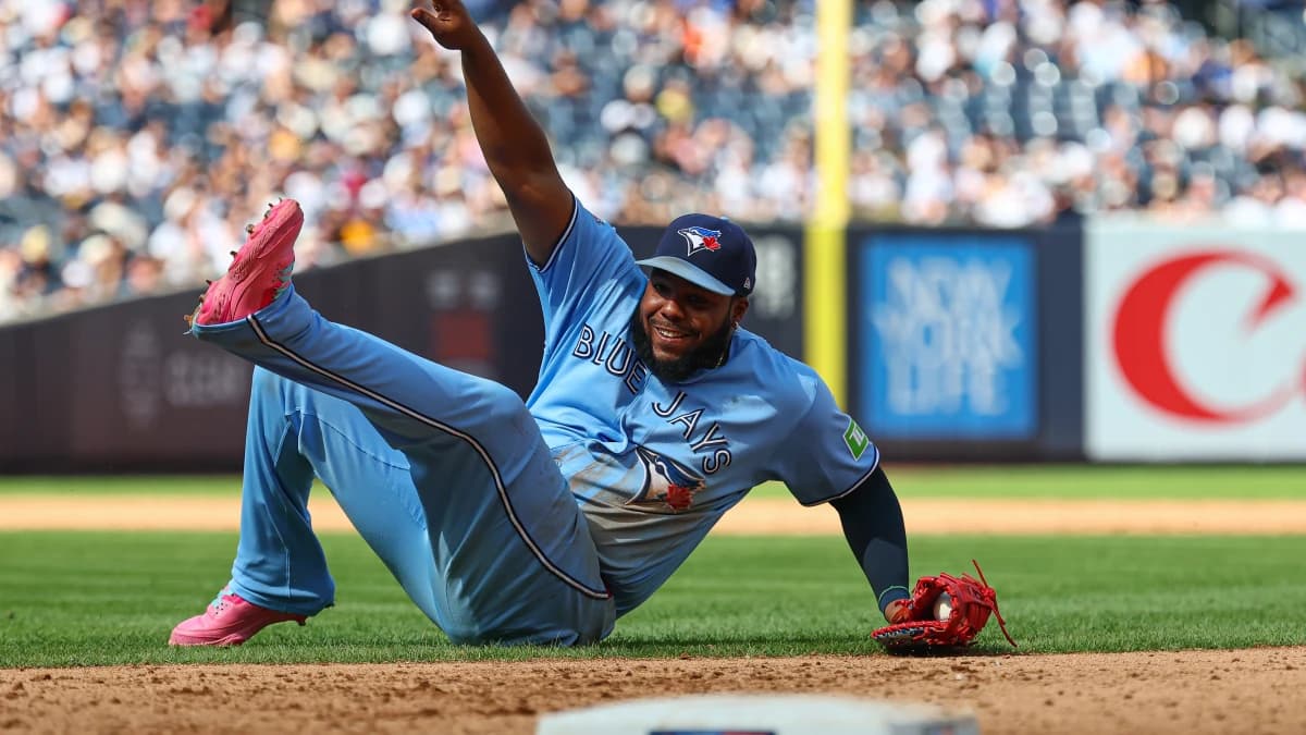 Toronto Blue Jays first baseman Vladimir Guerrero Jr. (27) fields a ground ball during the sixth inning against the New York Yankees at Yankee Stadium