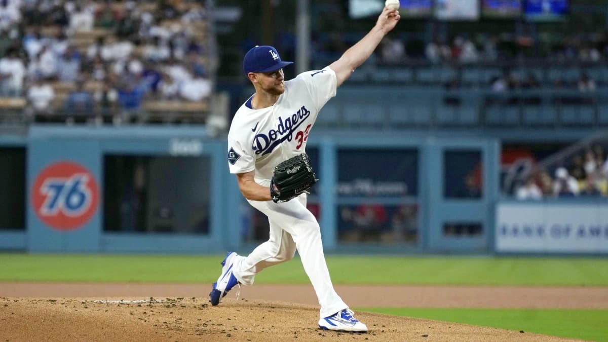 Los Angeles Dodgers pitcher Eric Lauer (33)t throws against the St. Louis Cardinals at Dodger Stadium.