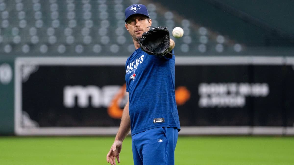 Toronto Blue Jays pitcher Max Scherzer (31) warms up pregame at Oriole Park at Camden Yards