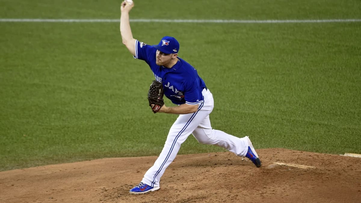 Toronto Blue Jays relief pitcher Liam Hendriks (31) throws during the game against the Kansas City Royals in game four of the ALCS at Rogers Centre