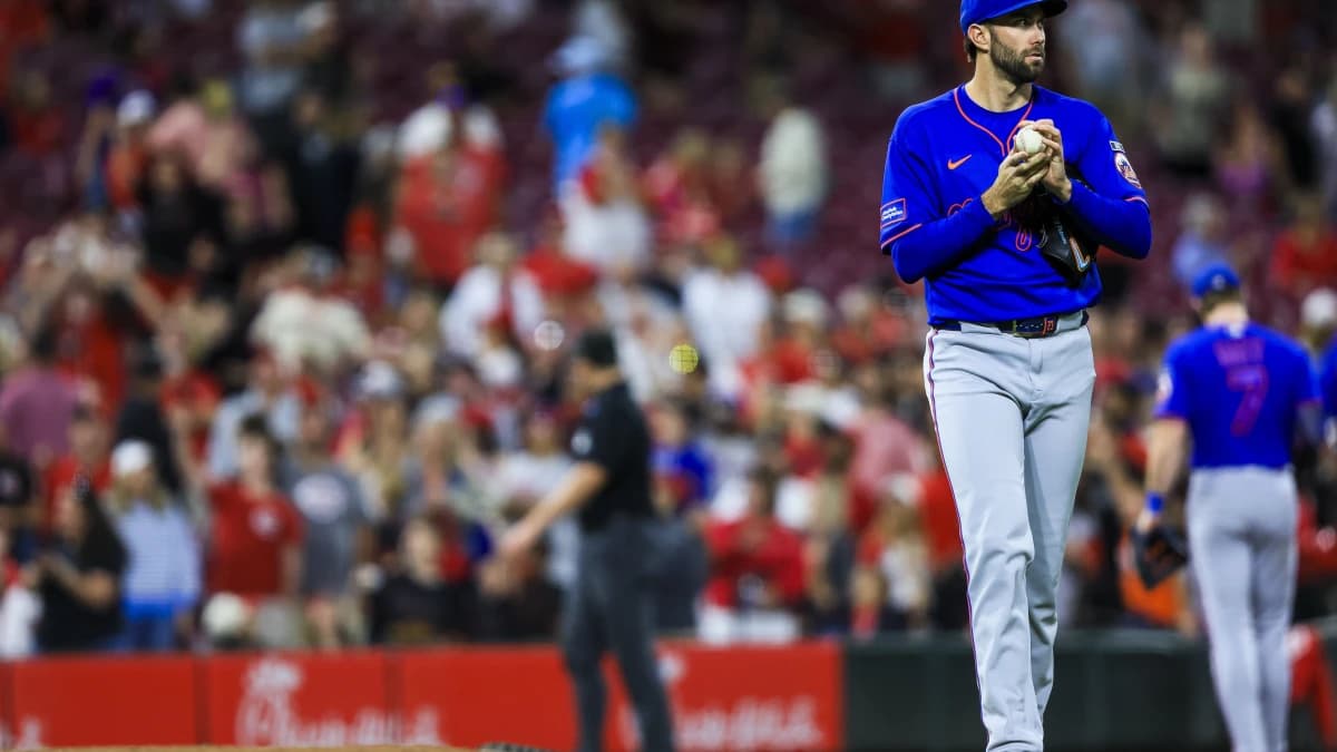 New York Mets relief pitcher David Peterson (23) prepares to pitch in the seventh inning against the Cincinnati Reds at Great American Ball Park.