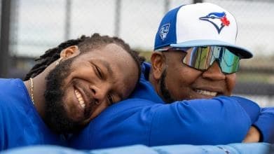 Blue Jays' Encarnacion relaying wisdom on Guerrero Jr.