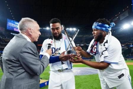 Teoscar Hernandez and former teamate Vladimir Guerrero Jr.